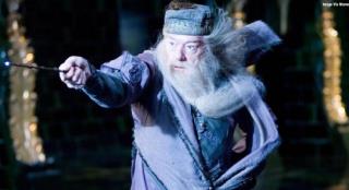 电影《哈利波特》邓布利多扮演者迈克尔·甘本去世