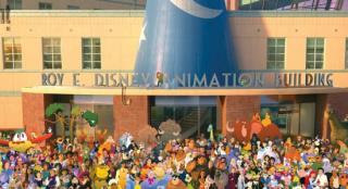 迪士尼100周年世纪合照曝光 543位角色齐聚一堂