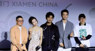 《热搜》厦门首映 周冬雨袁弘分享“吃瓜”经历