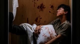 《涉过愤怒的海》IMAX版海报 黄渤绝望蜷缩衣柜